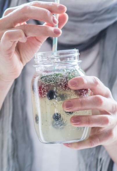 Chia-Limonade mit Beeren und Minze