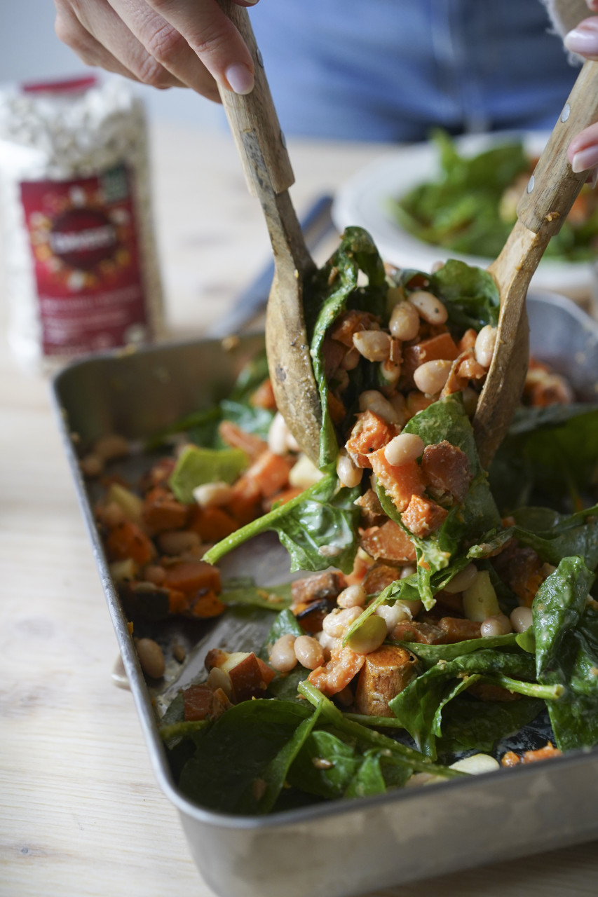 Baked Salad mit Cannellini Bohnen & Süßkartoffeln