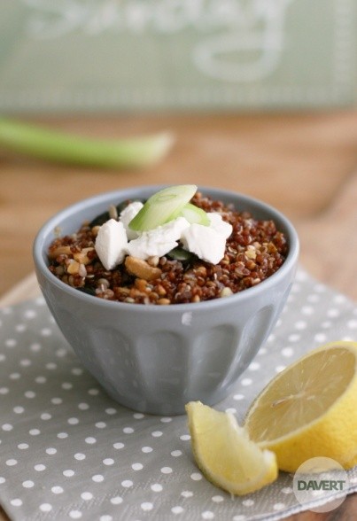 Roter Quinoa-Crunch mit Buchweizen & Ziegenfrischkäse