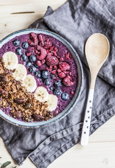 Berry Breakfast Bowl mit Amaranth-Granola